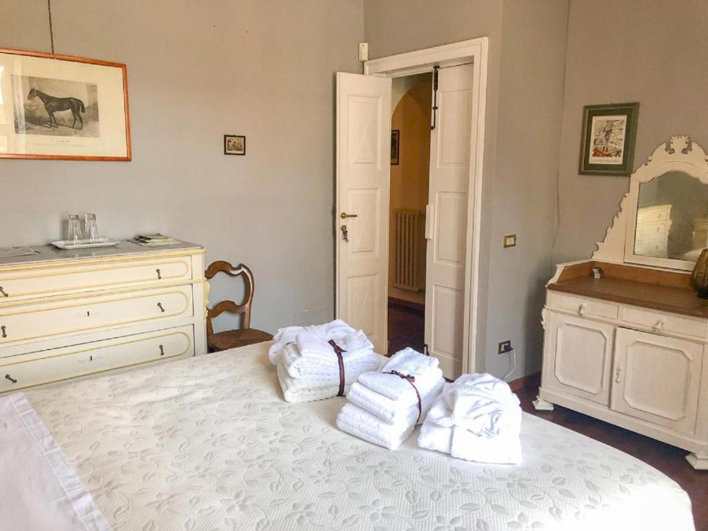 Palazzo Sismonda Bed and Breakfast Corneliano d'Alba Buitenkant foto