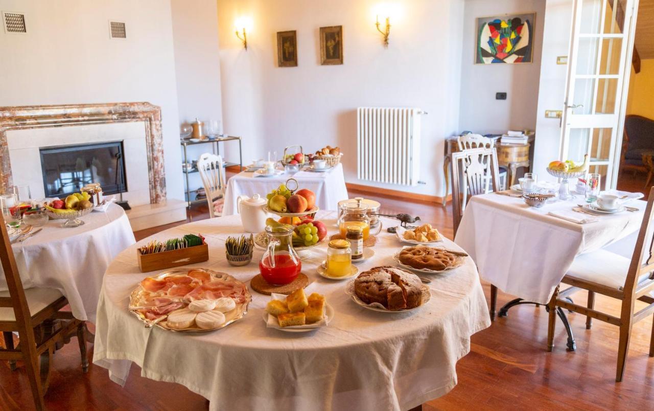 Palazzo Sismonda Bed and Breakfast Corneliano d'Alba Buitenkant foto