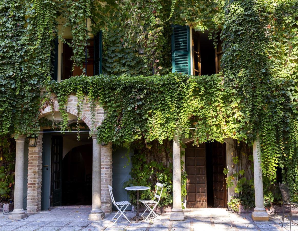 Palazzo Sismonda Bed and Breakfast Corneliano d'Alba Buitenkant foto
