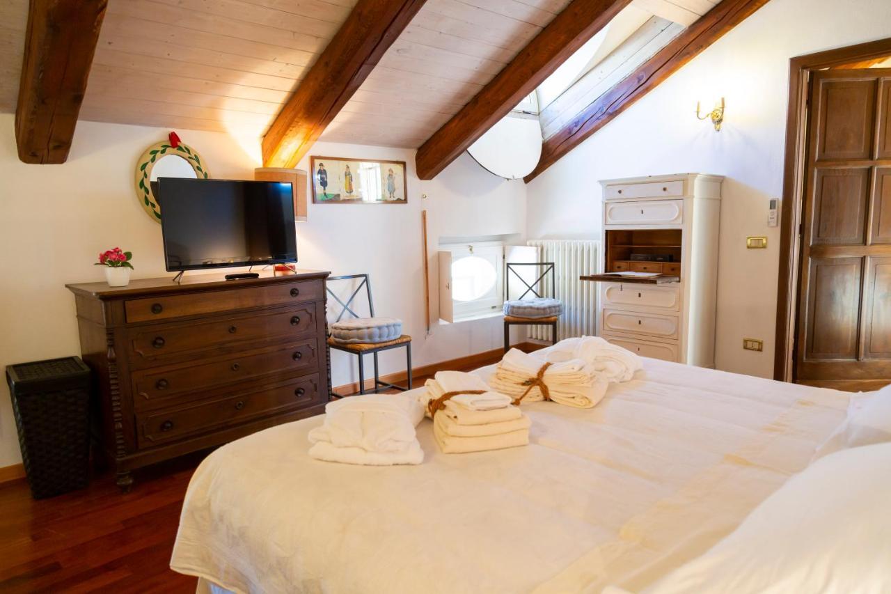Palazzo Sismonda Bed and Breakfast Corneliano d'Alba Buitenkant foto
