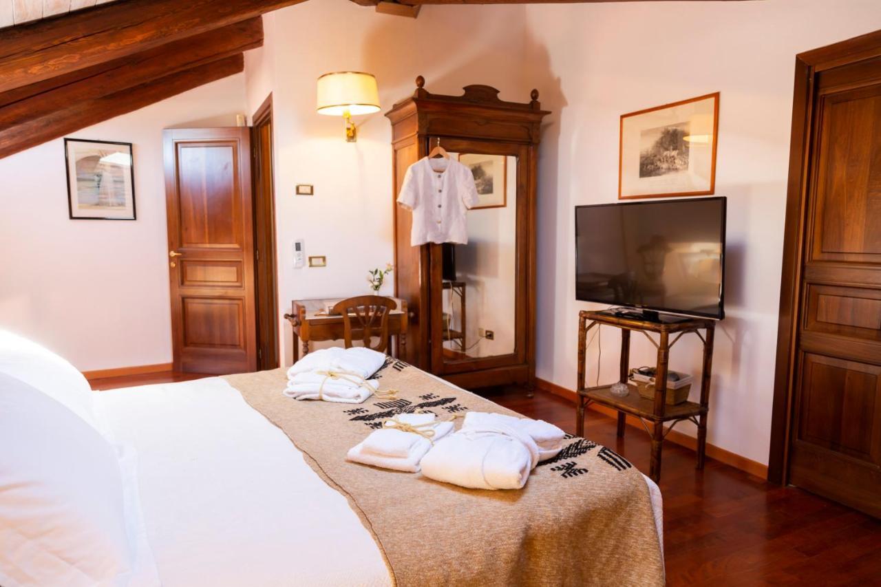Palazzo Sismonda Bed and Breakfast Corneliano d'Alba Buitenkant foto